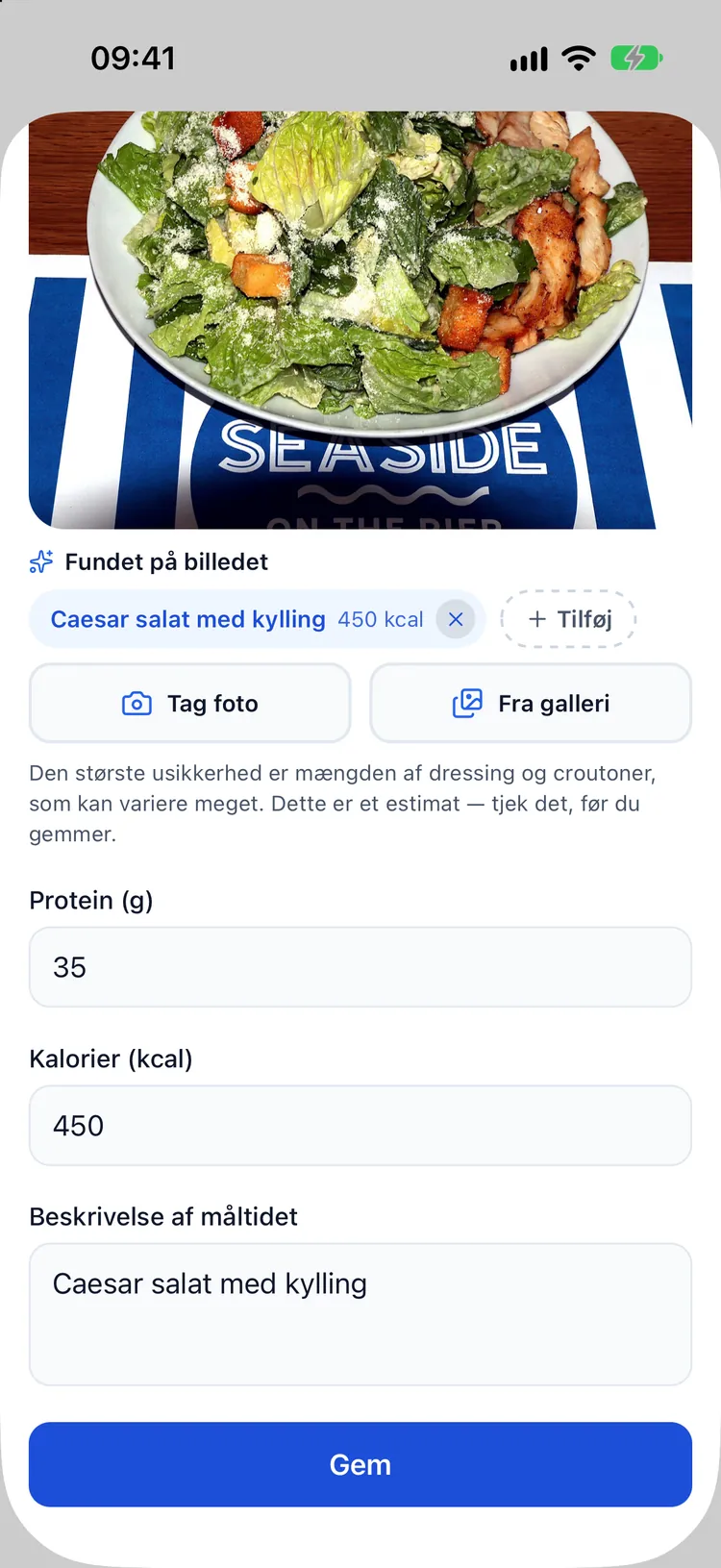 AI-estimat af kalorier fra et billede, udfyldt i ernæringsformularen: kyllingecæsarsalat, 625 kcal, 55 g protein, med en note om usikkerhed