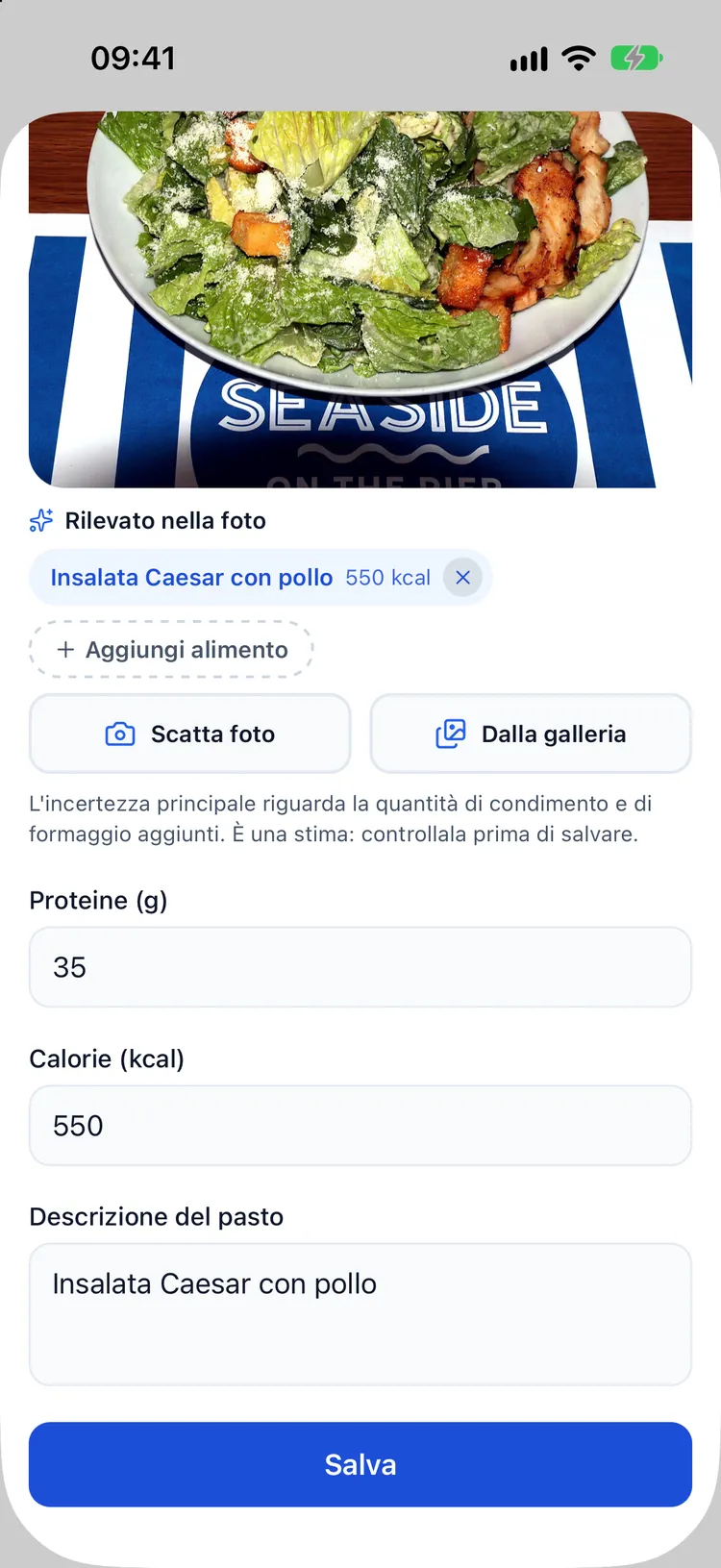 Stima delle calorie da foto con AI inserita nel modulo alimentazione: insalata Caesar con pollo, 625 kcal, 55 g di proteine, con una nota sull’incertezza