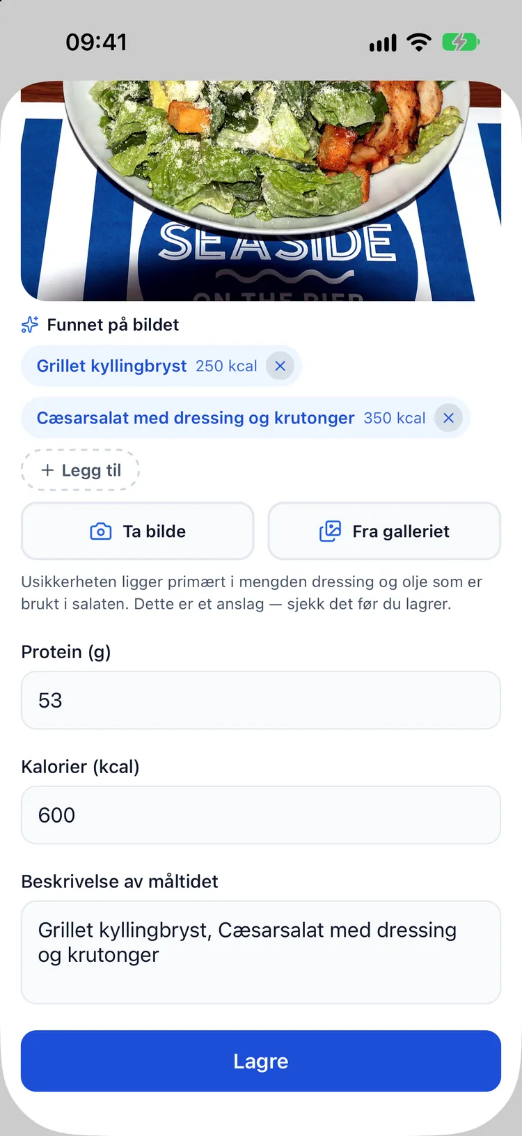 AI-anslag av kalorier fra bilde fylt inn i ernæringsskjemaet: kylling-caesarsalat, 625 kcal, 55 g protein, med en merknad om usikkerhet