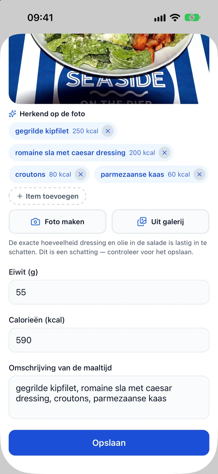 AI-schatting van calorieën via foto, ingevuld in het voedingsformulier: Caesarsalade met kip, 625 kcal, 55 g eiwit, met een opmerking over de onzekerheid