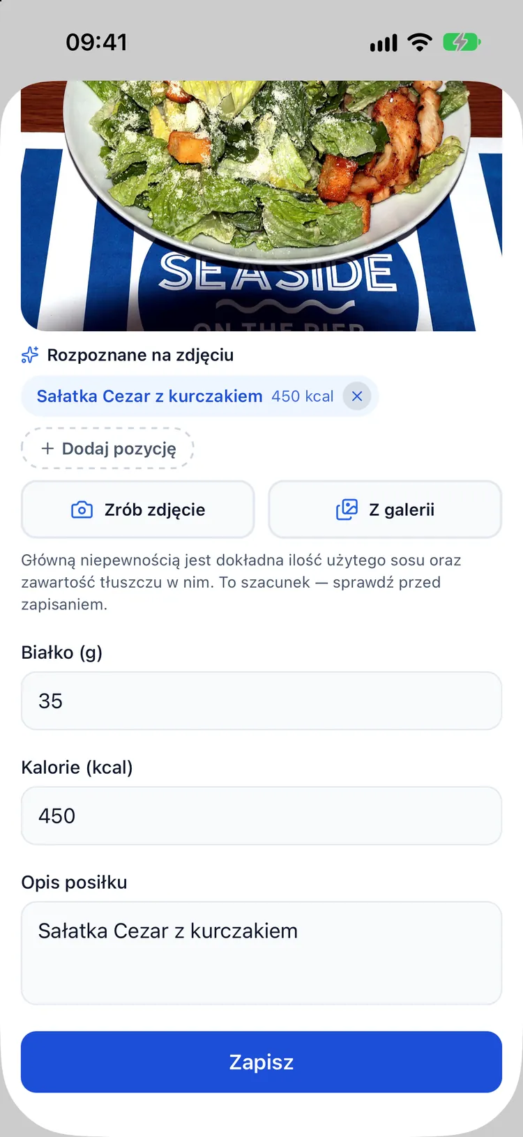 Szacunek kalorii ze zdjęcia przez AI wpisany do formularza odżywiania: sałatka Cezar z kurczakiem, 625 kcal, 55 g białka, z adnotacją o niepewności