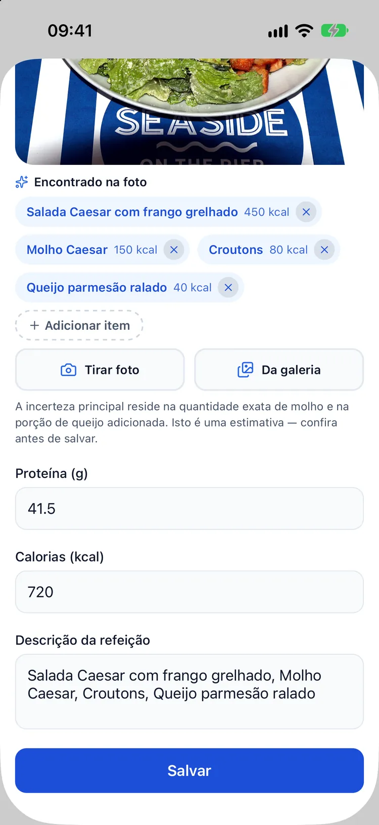 Estimativa de calorias por foto com IA preenchida no formulário de nutrição: salada César de frango, 625 kcal, 55 g de proteína, com uma nota de incerteza