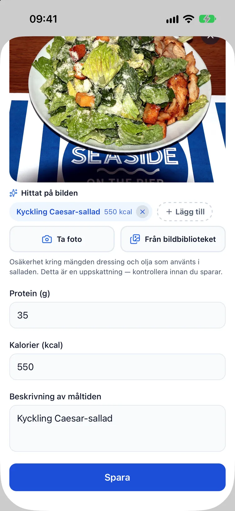 AI-uppskattning av kalorier från foto ifylld i näringsformuläret: kycklingcaesarsallad, 625 kcal, 55 g protein, med en kommentar om osäkerheten