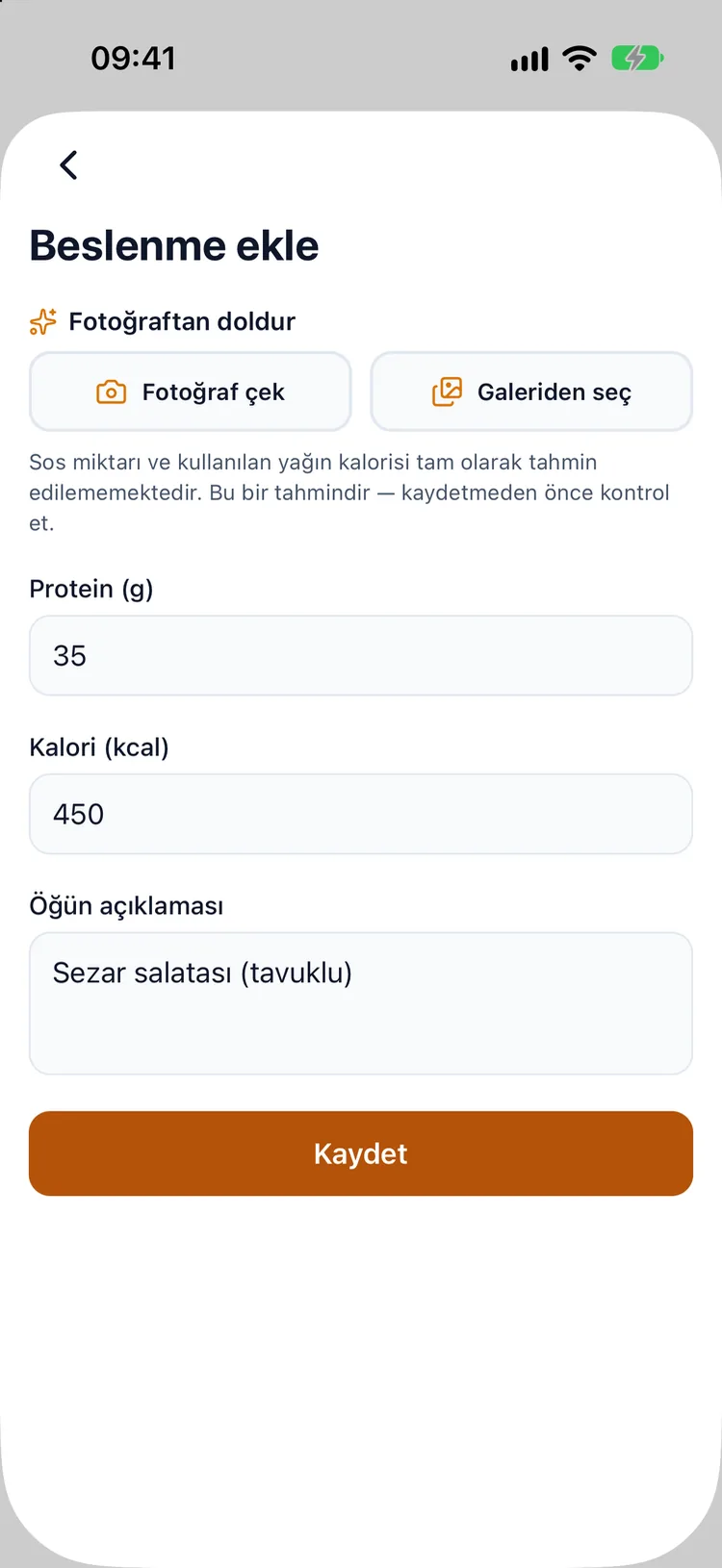 AI fotoğraf kalori tahmini beslenme formuna dolmuş: tavuklu Sezar salatası, 450 kcal, 35 g protein ve belirsizlik notu