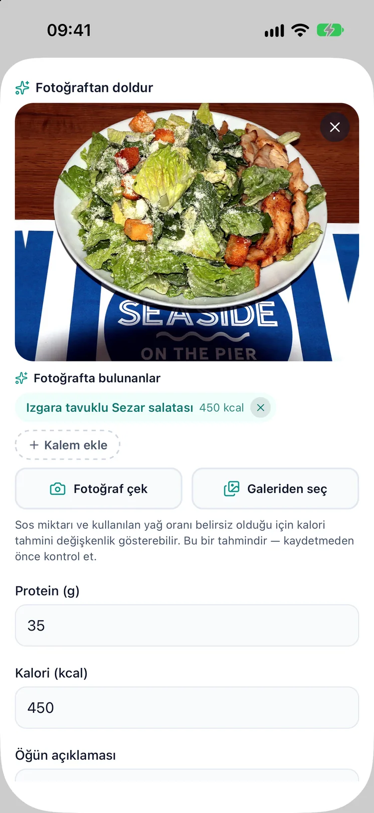 AI sonucu: tabakta bulunan her öğe kalori ve proteiniyle, düzenlenmeye hazır